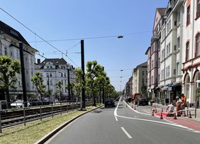 Foto von neu markiertem Radfahrstreifen auf der Luegallee