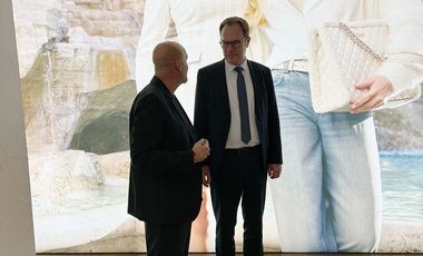 Oberbürgermeister Dr. Stephan Keller wird von Frank Bergmann, dem Managing Director von Guess Deutschland GmbH, im Showroom begrüßt. © Wirtschaftsförderung Düsseldorf 