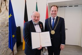 Oberbürgermeister Dr. Stephan Keller hat Michael Riemer das Verdienstkreuz am Bande des Bundesverdienstordens der Bundesrepublik Deutschland im Rahmen eines Empfangs im Düsseldorfer Rathaus überreicht.