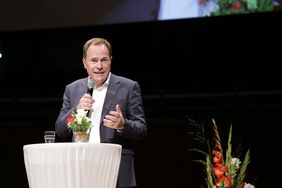 Oberbürgermeister Dr. Stephan Keller begrüßte die neuen Nachwuchskräfte im Rahmen einer festlichen Veranstaltung zum Start in die Berufsausbildung bei der Landeshauptstadt Düsseldorf. 