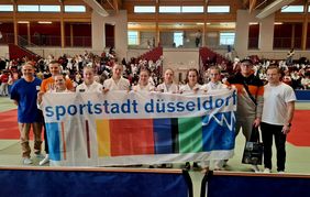 Mädchen der Jahrgänge 2009 bis 2011 aus der Partnerstadt Warschau und ihre Betreuer waren vom 4. bis 6. April 2025 zu Gast bei den 6. Judo Open in Düsseldorf © Landeshauptstadt Düsseldorf/Sportamt 