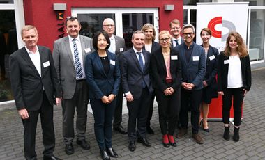 Oberbürgermeister Thomas Geisel mit Teilnehmenden des China-Dialogs 2019 © Jörg Hemmen