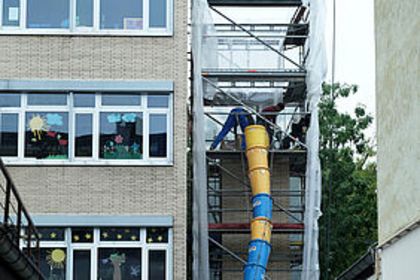 An der Regenbogenschule laufen derzeit Arbeiten an der Fassade, dabei wird auch ein alter Kamin abgetragen.