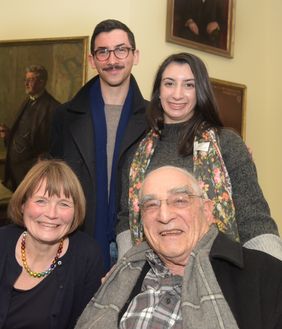 Gary Wolff war in Begleitung seiner Enkel Danielle und Julian nach Düsseldorf gereist, Foto: Wilfried Meyer.