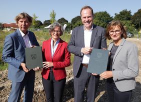 SWD-Geschäftsführer Klaus Feldhaus, Ina Scharrenbach (NRW-Ministerin für Heimat, Kommunales, Bau und Digitalisierung), OB Dr. Stephan Keller und SWD-Geschäftsführerin Dr. Eva-Maria Illigen-Günther (v.l.n.r.). Foto: SWD/David Young