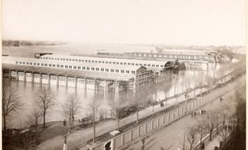 „Blick vom Oberlandesgericht an der Cecilienallee auf die überschwemmten Ausstellungshallen. Rechts unten die Einmündung der Klever Straße. Links oben das Pappelwäldchen.“