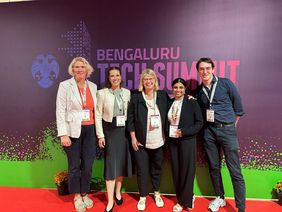 Düsseldorfer Delegation auf dem Bengaluru Tech Summit: Bettina Löhr, Ella Heising (TechHub.K67), Annette Klerks, Nicole Karuvallil (DigiHub Düsseldorf), Felix Fröhlich. © Wirtschaftsförderung Düsseldorf 