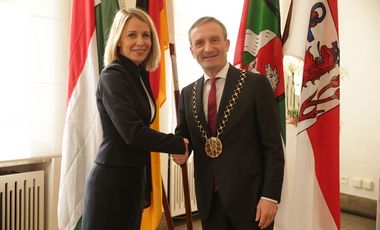 Oberbürgermeister Thomas Geisel empfing die neue ungarische Generalkonsulin, Dr. Hanna Mária Hittner, im Jan-Wellem-Saal des Rathauses. Foto: David Young