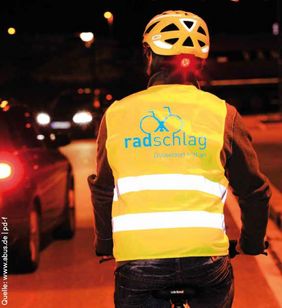 Foto von Radfahrer mit Reflexweste von hinten