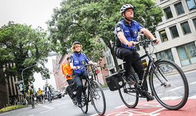 Die Fahrradstaffel im Einsatz. 