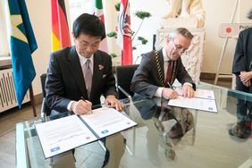 Kensaku Morita (l.), Gouverneur der Präfektur Chiba, und OB Thomas Geisel unterzeichneten im Rathaus feierlich den offiziellen Partnerschaftsvertrag. Foto: Michael Gstettenbauer