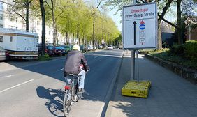 Hinweis auf die Umweltspuren vor deren Einrichtung auf der Prinz-Georg-Straße.