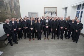 Oberbürgermeister Dr. Stephan Keller, Feuerwehrdezernent Christian Zaum und Feuerwehrchef David von der Lieth mit den Geehrten. Foto: Michael Gstettenbauer