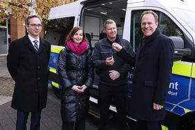 Oberbürgermeister Dr. Stephan Keller (r.) übergab mit Ordnungsdezernentin Britta Zur den Schlüssel für den Einsatzleitwagen stellvertretend an Dirk Müller-Weidlich (2.v.r.) und Ordnungsamtsleiter Dr. Sebastian Veelken (l.). Foto: David Young