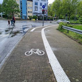 Am Staufenplatz trennt eine frische Noppenmarkierung jetzt Rad- und Gehweg und sorgt zusätzlich für die Barrierefreiheit © Landeshauptstadt Düsseldorf, Amt für Verkehrsmanagement 