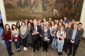 Gruppenbild der Schülergruppe mit Bürgermeister Conzen