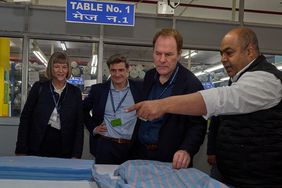 Stadtkämmerin Dorothee Schneider, Wirtschaftsdezernent Christian Zaum und Oberbürgermeister Dr. Stephan Keller lassen sich von Ravindra Rai die Fertigung eines Oberhemdes zeigen © LHD Düsseldorf 