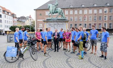 OB Thomas Geisel empfing die Aktiven der Lauf-KulTour auf dem Marktplatz vor dem Rathaus; Foto: Gstettenbauer