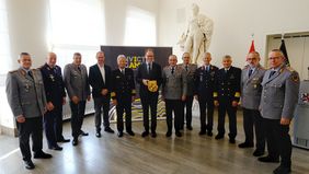 Die Mitglieder des Militärischen Führungsrat mit Oberbürgermeister Dr. Stephan Keller (6.v.l.) Generalinspekteur Carsten Breuer (6.v.r.) sowie Nils Hilmer, Staatssekretär im Bundesministerium der Verteidigung (4.v.l). Foto: Wilfried Meyer