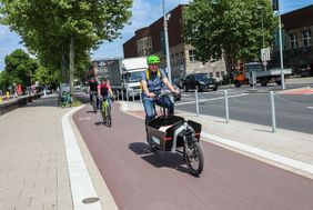 Foto von einem LAstenrad und einem normalen Fahrrad auf dem Radweg entlag des Joseph-Beuys-Ufers in Düsseldorf