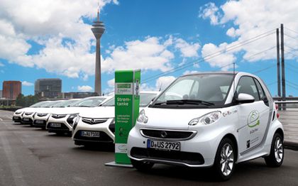 Elektromobile am Rheinufer