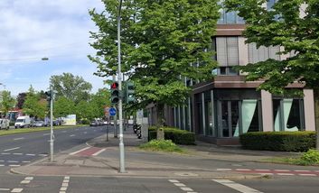 Foto vom freien Rechtsabbieger an der Kreuzung.