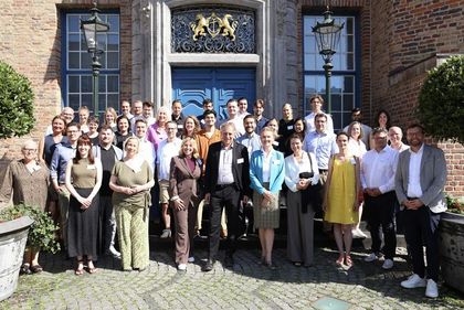 Mit acht engagierten Betrieben an neun Standorten startete das Klimaschutzprogramm Ökoprofit am 26. Juni 2026 im Rahmen einer feierlichen Auftaktveranstaltung im Plenarsaal des Düsseldorfer Rathauses in seine zehnte Jubiläumsstaffel.