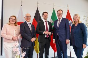 (v.l.) Astrid Becker, Head of Division International Key Account Management / International Cooperations, NRW.Global Business; Yoshitaka Tsunoda, japanischer Generalkonsul in Düsseldorf; Paul Höller, Staatssekretär im Ministerium für Wirtschaft, Industrie, Klimaschutz und Energie des Landes Nordrhein-Westfalen; Oberbürgermeister Dr. Stephan Keller, Landeshauptstadt Düsseldorf; Annette Klerks, Leiterin International Business Service, Amt für Wirtschaftsförderung Düsseldorf © Landeshauptstadt Düsseldorf / Meike Schrömbgens 