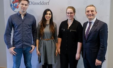 Oberbürgermeister Thomas Geisel mit den Siegern des Wettbewerbs (von links nach rechts): Jan Martin Müller (1. Platz), Azin Oladi (3. Platz) und Carina Noll (2. Platz).