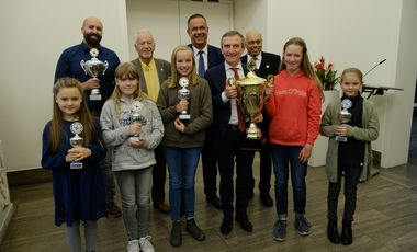 Ehrung der erfolgreichen Radschlagenden im Rathaus durch OB Thomas Geisel; Foto: Gstettenbauer