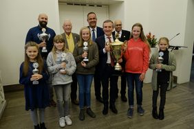 Ehrung der erfolgreichen Radschlagenden im Rathaus durch OB Thomas Geisel; Foto: Gstettenbauer