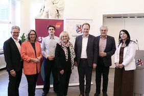 Oberbürgermeister Dr. Stephan Keller und Sigrid Wolf, DGB Regionalgeschäftsführerin Düsseldorf-Bergisch Land (Mitte) haben am Donnerstag, 29. April 2026, zum Empfang für Arbeitnehmerinnen und Arbeitnehmer in das Rathaus eingeladen. Jürgen Zurheide (rechts) moderierte die Gesprächsrunde mit (von links nach rechts) Dr. Christian Henke, Geschäftsführer Bildungsrecht und Bildungspolitik der Handwerkskammer Düsseldorf, Birgitta Kubsch-von Harten, Vorsitzende der Geschäftsführung der Agentur für Arbeit Düsseldorf, Xavier-Ramon Domain, Jugendbildungsreferent der  DGB-Jugend NRW in der Region Düsseldorf Bergisch-Land, und Funad Mutlu, Ausbildungsleiterin Henkel AG Düsseldorf