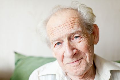 Älterer Mann sitzt im Sessel, Foto: Anna Lurye, Fotolia