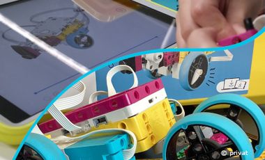 Fotocollage mit einem TabletPC und einer gebauten LegoSpike Figur