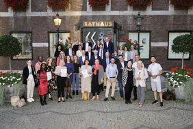 Gruppenbild zur Preisverleihnung des vergangenen Integrationspreises 2021: Stadtdirektor Burkhard Hintzsche und Dr. Wolf Wagner, Lions Club, überreichten die Preise © Landeshauptstadt Düsseldorf, Ingo Lammert