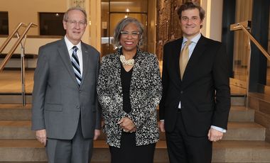 Die ehemaligen US-Kongressabgeordneten Brenda L. Lawrence und Bob Goodlatte (l.) gemeinsam mit Wirtschaftsdezernent Christian Zaum im Rathaus der Landeshauptstadt Düsseldorf. Foto: David Young