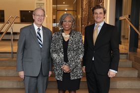 Die ehemaligen US-Kongressabgeordneten Brenda L. Lawrence und Bob Goodlatte (l.) gemeinsam mit Wirtschaftsdezernent Christian Zaum im Rathaus der Landeshauptstadt Düsseldorf. Foto: David Young