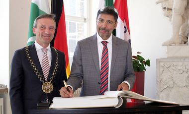 Der Pakistanische Botschafter Jauhar Saleem mit Oberbürgermeister Thomas Geisel beim Eintrag in das Goldene Buch der Stadt, Foto: Ingo Lammert.