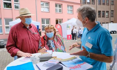 Experten städtischer Ämter, aber auch von Partnern standen am Hochwasserinformationstag, wie hier am Stand der Serviceagentur Altbausanierung, im Innenhof des Rathauses bereit. Sie berieten vom Hochwasser Betroffene individuell. Foto: Michael Gstettenbauer