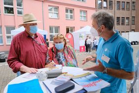 Experten städtischer Ämter, aber auch von Partnern standen am Hochwasserinformationstag, wie hier am Stand der Serviceagentur Altbausanierung, im Innenhof des Rathauses bereit. Sie berieten vom Hochwasser Betroffene individuell. Foto: Michael Gstettenbauer