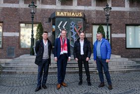 Am Mittwoch, 23. Februar, empfing OB Keller (2.v.l.) den neuen Vorstand von Fortuna Düsseldorf, zusammengesetzt aus Alexander Jobst (2.v.r.), Arnd Hovemann (l.) und Klaus Allofs, im Rathaus; Foto: Landeshauptstadt Düsseldorf/Michael Gstettenbauer