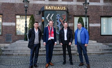 Am Mittwoch, 23. Februar, empfing OB Keller (2.v.l.) den neuen Vorstand von Fortuna Düsseldorf, zusammengesetzt aus Alexander Jobst (2.v.r.), Arnd Hovemann (l.) und Klaus Allofs, im Rathaus; Foto: Landeshauptstadt Düsseldorf/Michael Gstettenbauer