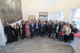 Gemeinsam mit dem Integrationsrat hat Oberbürgermeister Dr. Stephan Keller (M.) Mitglieder, Freunde und Unterstützer des Integrationsrates zu einem interkulturellen Empfang im Rathaus begrüßt. Foto: Landeshauptstadt Düsseldorf/Michael Gstettenbauer