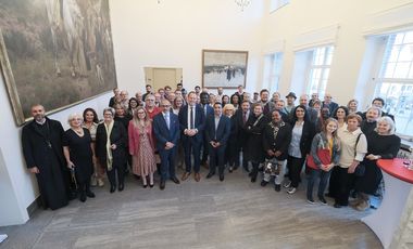 Gemeinsam mit dem Integrationsrat hat Oberbürgermeister Dr. Stephan Keller (M.) Mitglieder, Freunde und Unterstützer des Integrationsrates zu einem interkulturellen Empfang im Rathaus begrüßt. Foto: Landeshauptstadt Düsseldorf/Michael Gstettenbauer