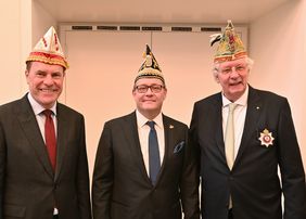 Prinzenempfang im Düsseldorfer Rathaus: (v.l.) Oberbürgermeister Dr. Stephan Keller, der designierte Prinz Dirk II. (Dr. Dirk Mecklenbrauck) und Hans-Joachim Driessen, Präsident des Prinzenclubs, Foto: Meyer.