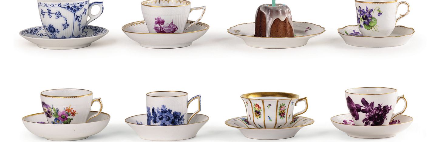Kaffetassen mit verschiedenen Dekoren, Königliche Porzellanmanufaktur Royal Copenhagen.