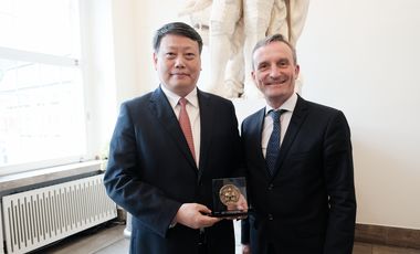 Oberbürgermeister Thomas Geisel empfing Tang Yijun, Gouverneur der Provinz Liaoning, mitsamt einer zehnköpfigen Delegation im Jan-Wellem-Saal des Rathauses. Foto: Michael Gstettenbauer