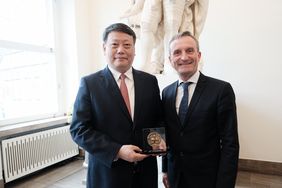 Oberbürgermeister Thomas Geisel empfing Tang Yijun, Gouverneur der Provinz Liaoning, mitsamt einer zehnköpfigen Delegation im Jan-Wellem-Saal des Rathauses. Foto: Michael Gstettenbauer