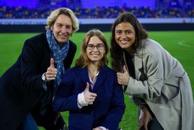 Die Düsseldorfer EURO-Botschafterinnen Martina Voss-Tecklenburg, Sandra Mikolaschek und Selin Oruz (v.l.). Foto: Kenny Beele