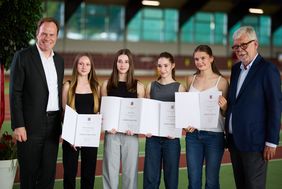 OB Dr. Stephan Keller hat mit Stadtsportbundpräsident Peter Schwabe auch die Deutschen U16-Meisterinnen des ART mit der 4x100-m-Sprintstaffel geehrt; Foto: Landeshauptstadt Düsseldorf/Lasse Rotthoff